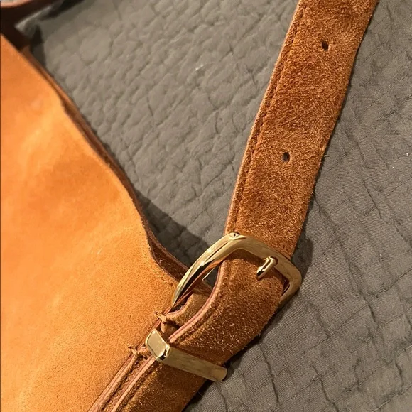 Madewell - The essential bucket tote in suede - dark caramel - Picture 5 of 6